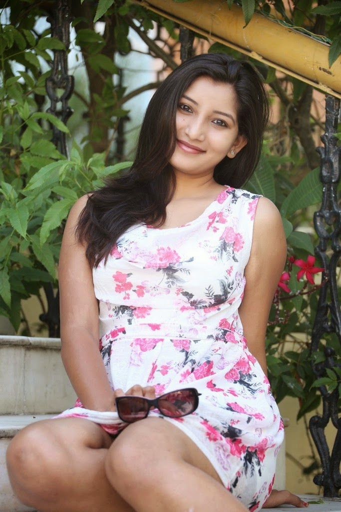 Super Hot Actress Navel And Thigh Show
