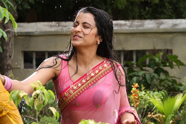 trisha-in-rain-wet-saree-stills