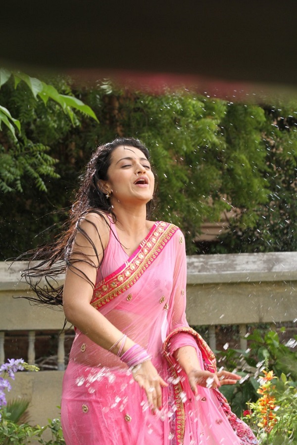 trisha-in-rain-wet-saree-stills