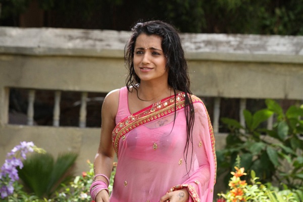 trisha-in-rain-wet-saree-stills
