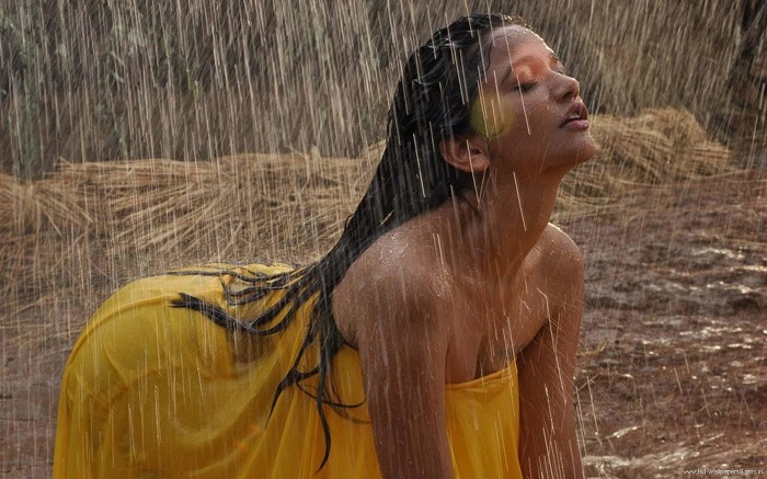 Hot Pose of indian Actress in the Rain