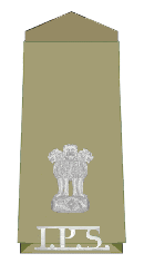 How can someone know the rank of a police officer by seeing their shoulders in India?