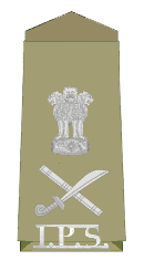 How can someone know the rank of a police officer by seeing their shoulders in India?