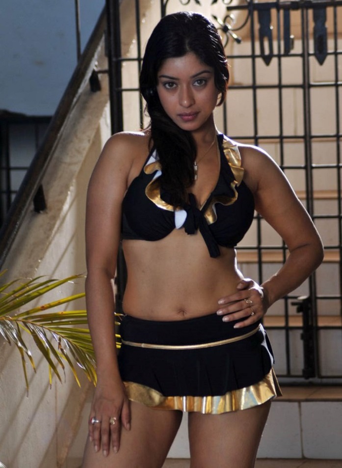 Payal Ghosh Hot Thunder Thigh Pics