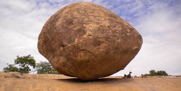 extraordinary-india Balancing rock of Mahabalipuram