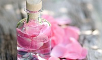 How to apply rose water on face, gulab jal ko kaise use kare