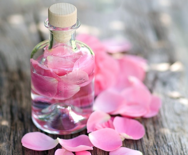 6 Rose Water Benefits