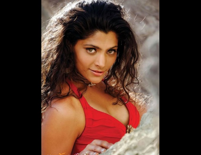 saiyami kher boobs show