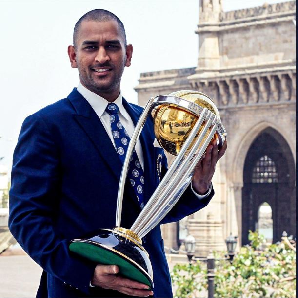 ms-dhoni-hold-icc-odi-world-cup-trophy