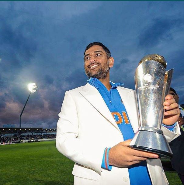 ms-dhoni-with-champions-trophy