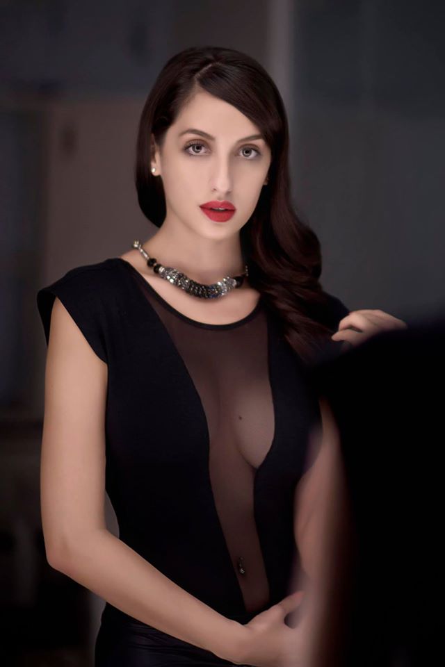 nora fatehi belly button