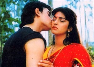 amir khan and juhi chawla hot kiss