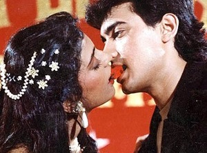 amir khan and juhi chawla kiss