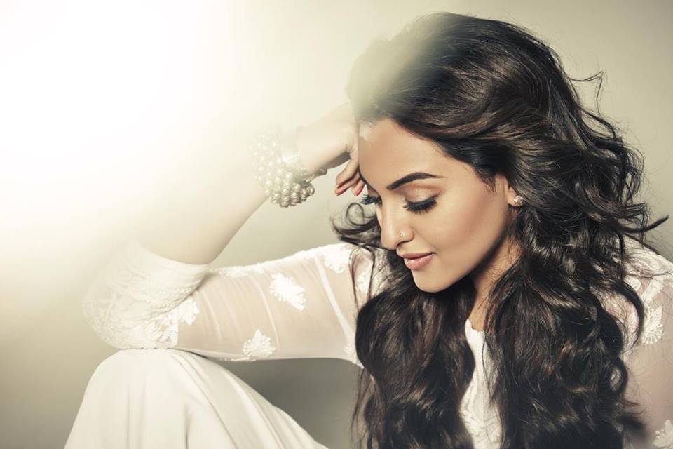 Sonakshi Sinha latest movie Wallpapers ,Images, Pics Free,Sonakshi Sinha hot legs