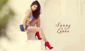 Sunny Leonetop less,Sunny Leone navel show