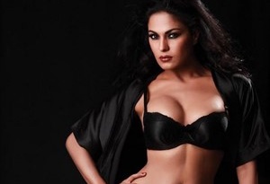 Veena Malik kiss,Veena Malik movies
