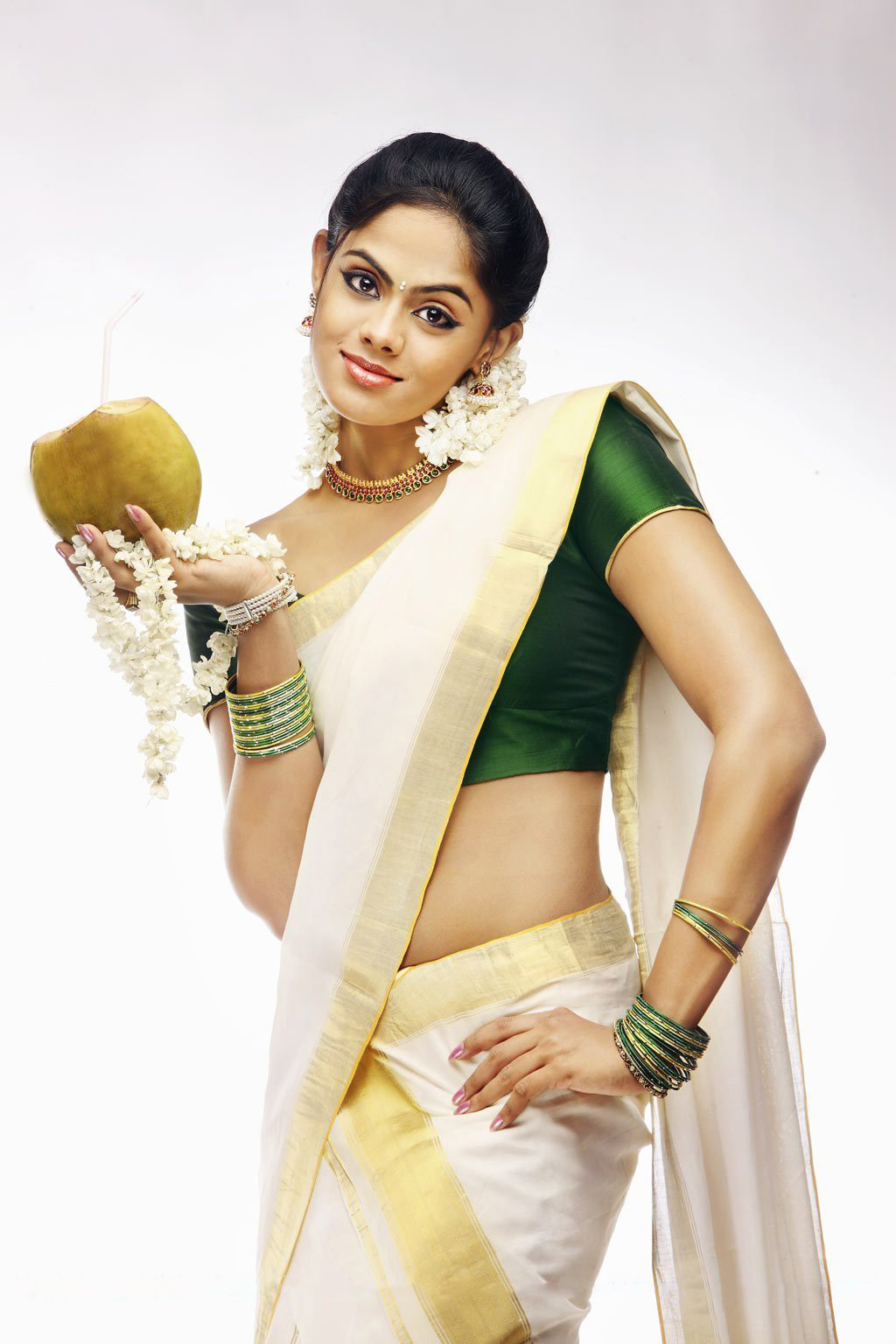tamil actress Karthika Nair wallpapers