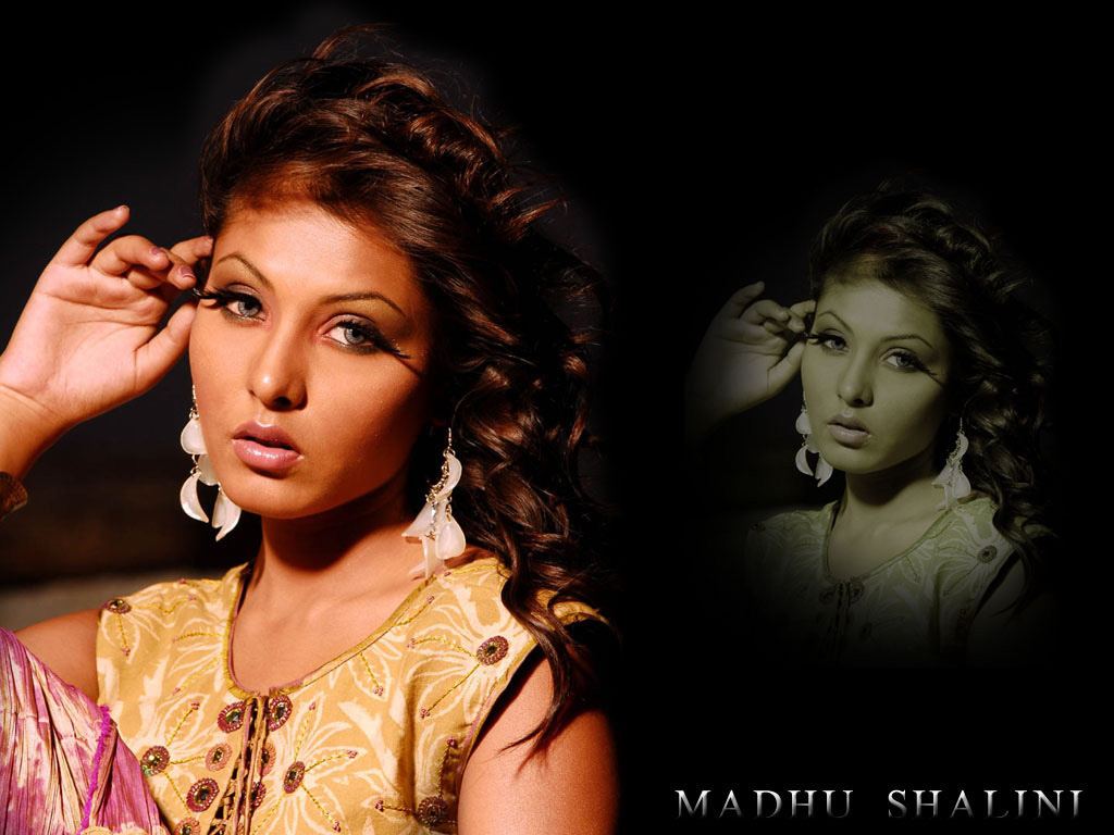 Madhu Shalini Wallpaper HD