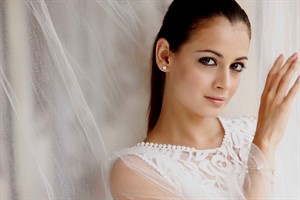Dia Mirza new hd wallpapers and hot photos download. best pics of Dia Mirza. sexy bollywood actress Dia Mirza new images