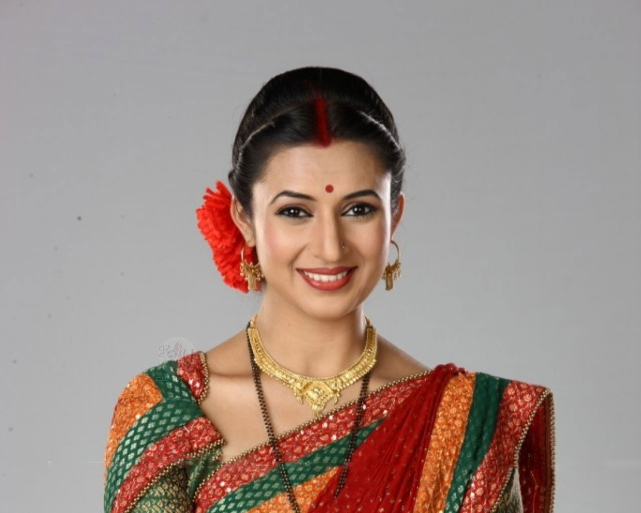 Tv Actress Divyanka Tripathi Hot Wallparers