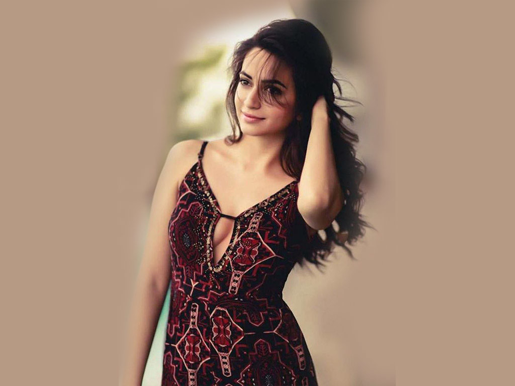 Indian Actress Kriti Kharbanda Hot Pics.